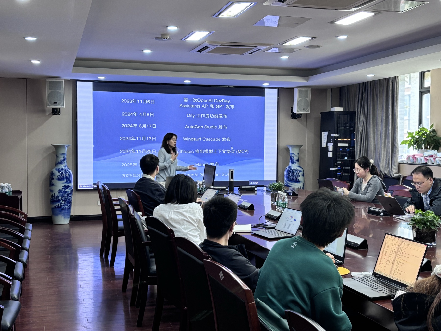 Rain 在南京大学讲台前讲解 AI 发展时间线