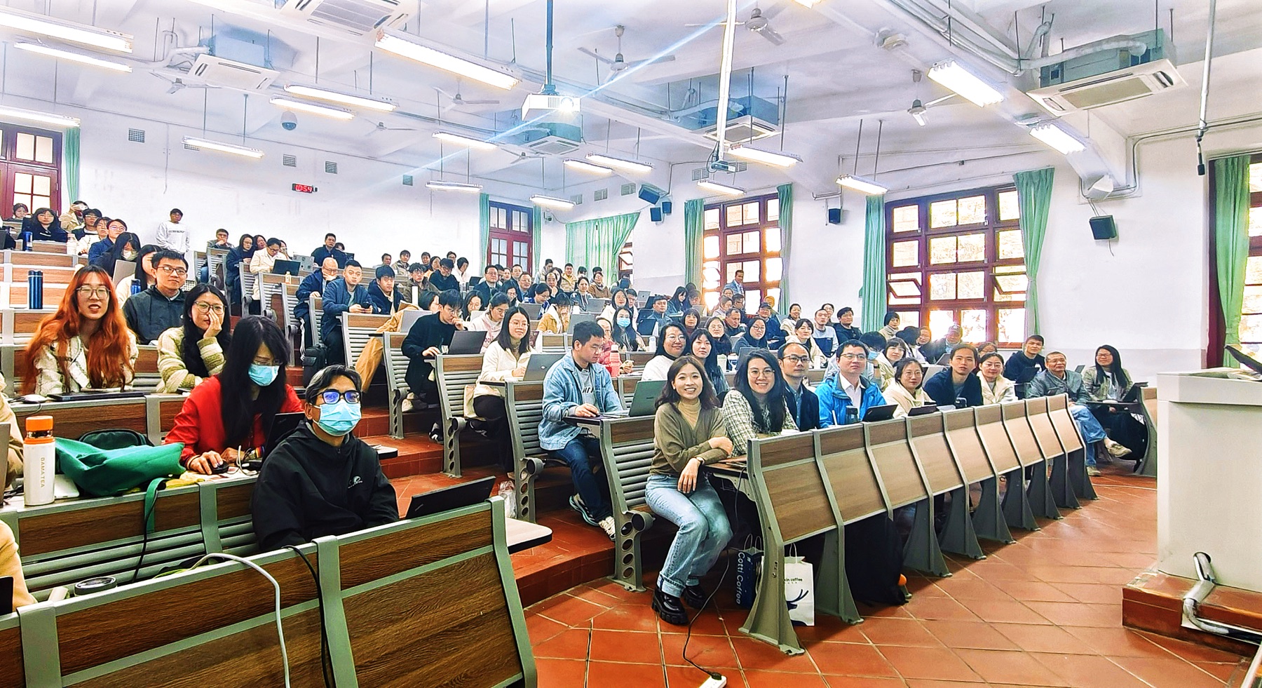 厦门大学阶梯教室里坐满了学生